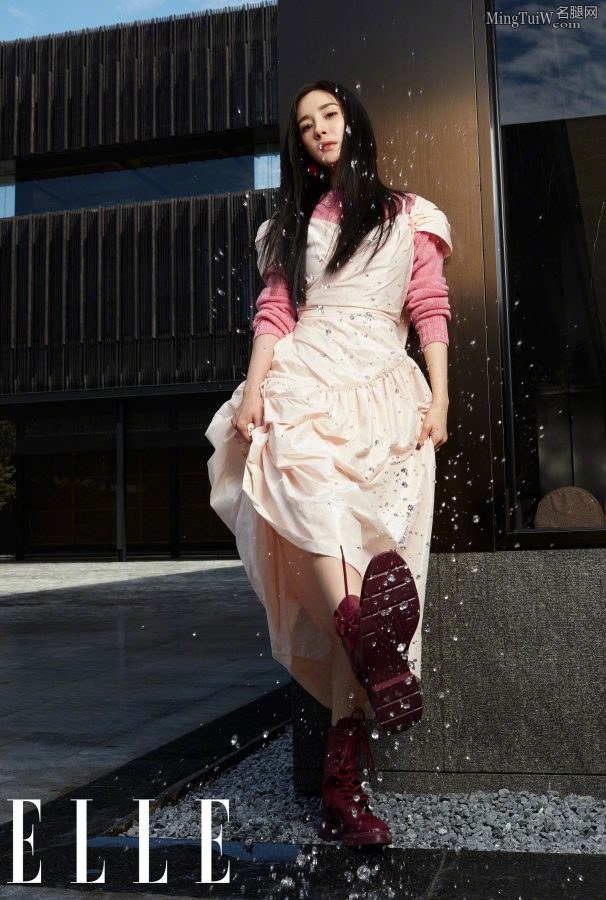ELLE fashion magazine Yang Mi's black pantyhose and stiletto boots photo(5/7)