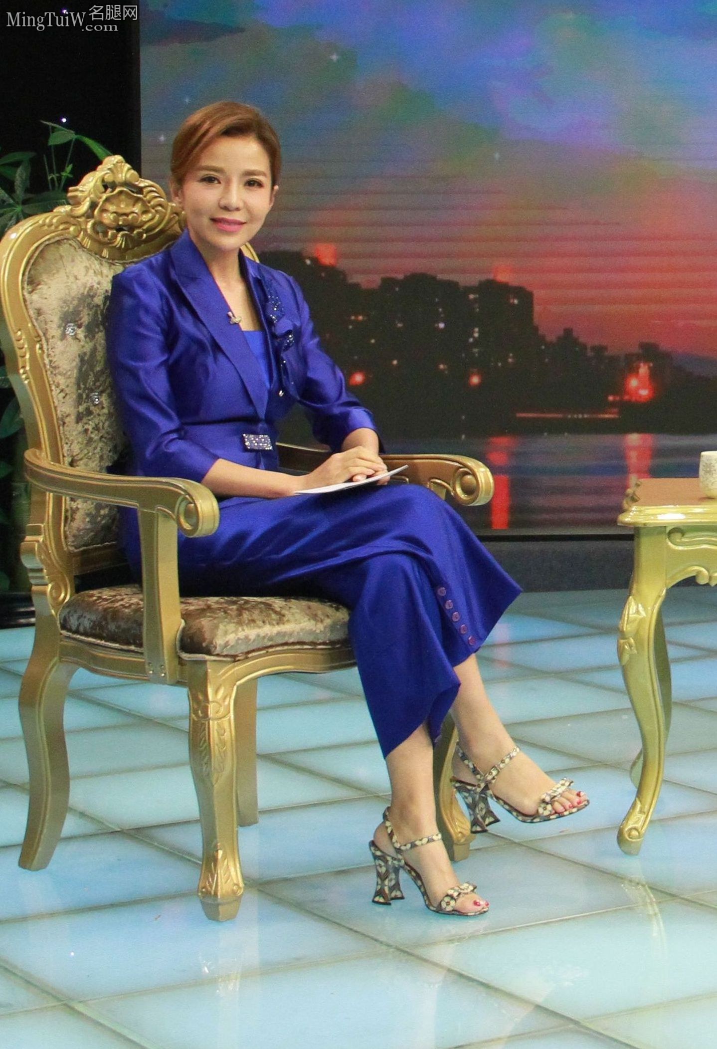 朱迅采访企业家现场秀出她的各种高跟鞋（48/63） - 图片 - 名腿网