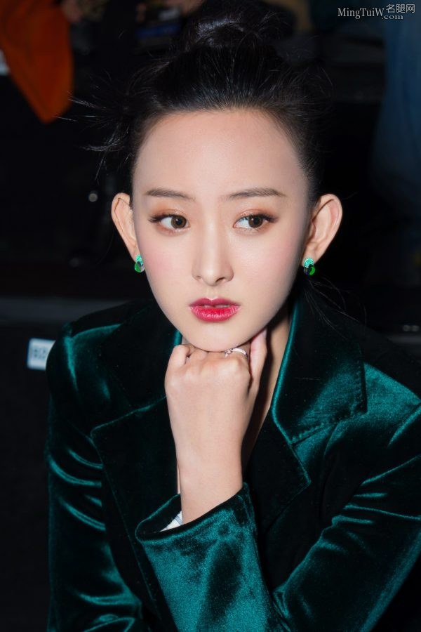 新《射雕》华筝扮演者代文雯身穿绿色西服套装英姿飒爽(3/3)