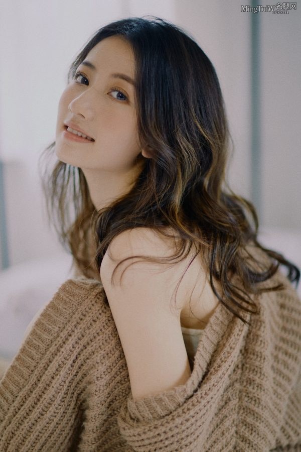 《王者荣耀》游戏女解说Gini清纯写真露可爱小脚丫(6/8)