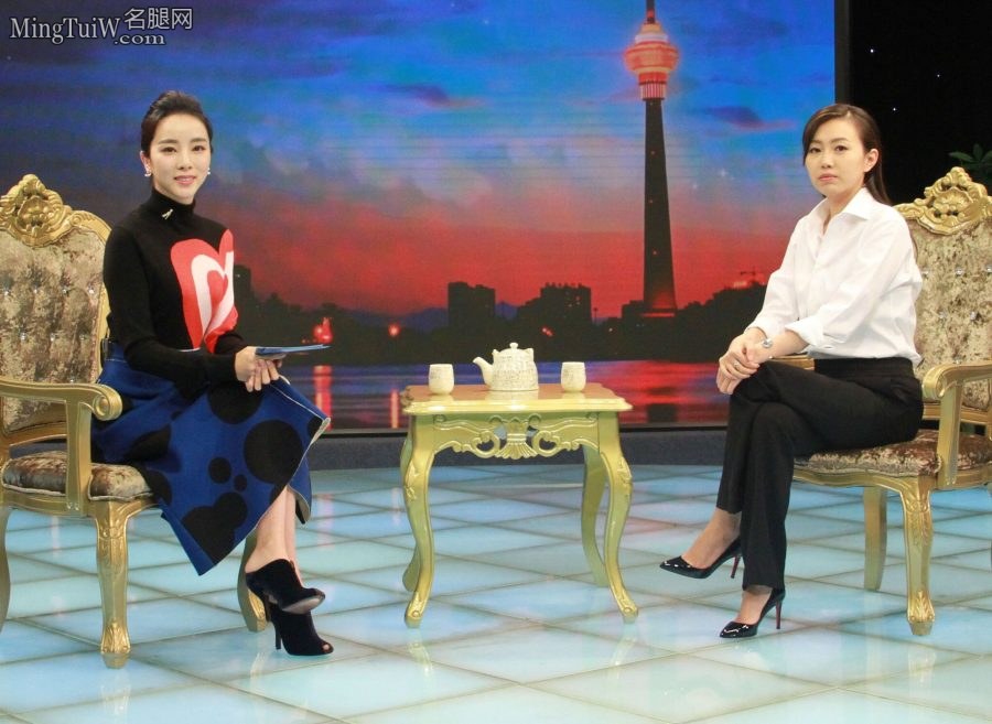 李思思采访企业家现场秀出她的各种高跟鞋(11/12)