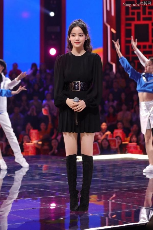 欧阳娜娜美腿穿上长靴 弹吉他弹钢琴真是文艺小天才(6/9)