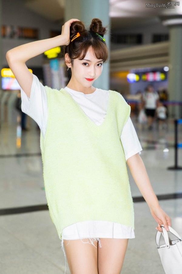 甜美少女宣璐机场狂秀光滑大长腿(8/9)