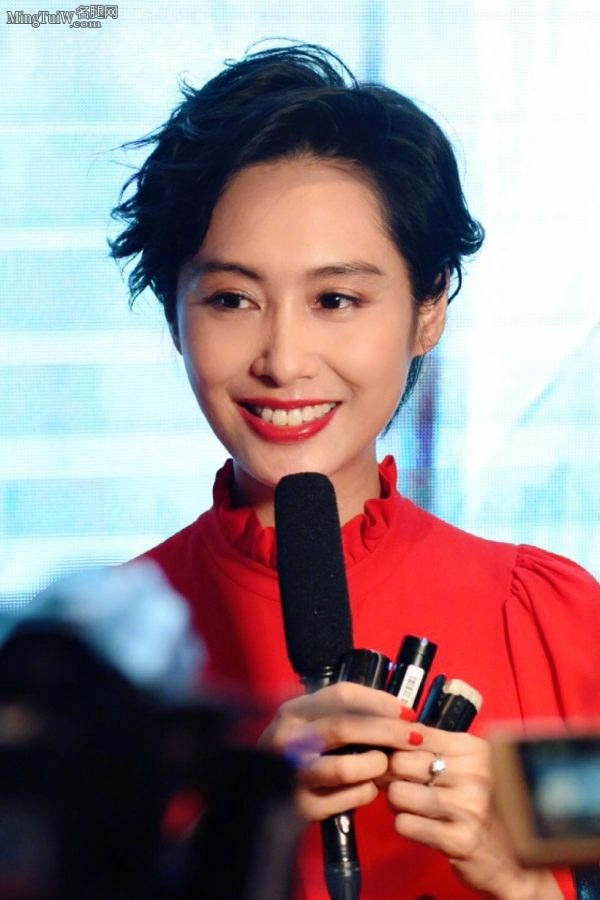 短发美女朱茵脚穿露趾高跟鞋参加电影宣传活动(2/2)