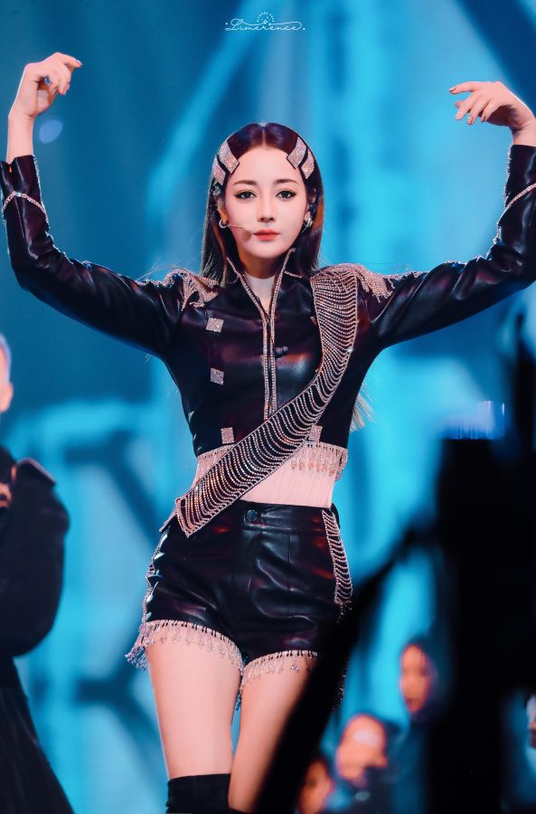 迪丽热巴美腿穿长靴配肉丝袜，登台表演挺带劲(55/56)