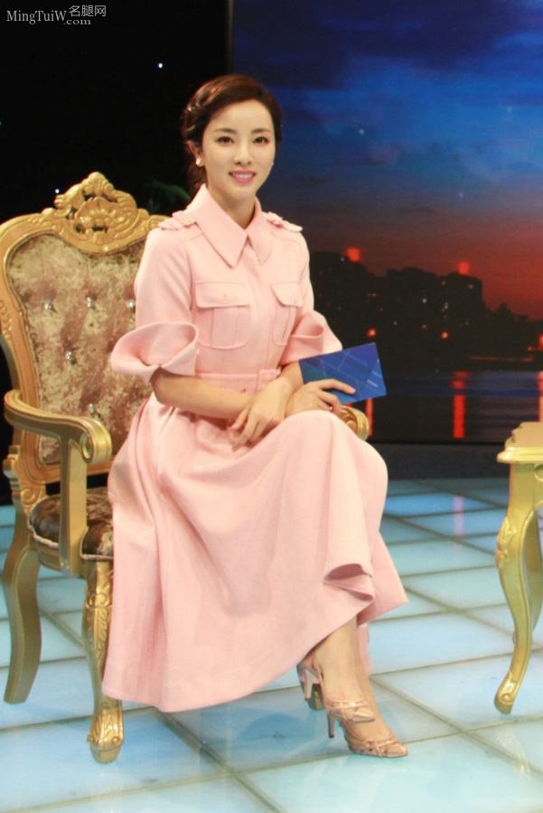 李思思采访企业家现场秀出她的各种高跟鞋(8/12)