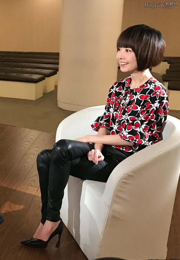 鲁豫黑色紧身皮裤配尖头高跟鞋(1/2)