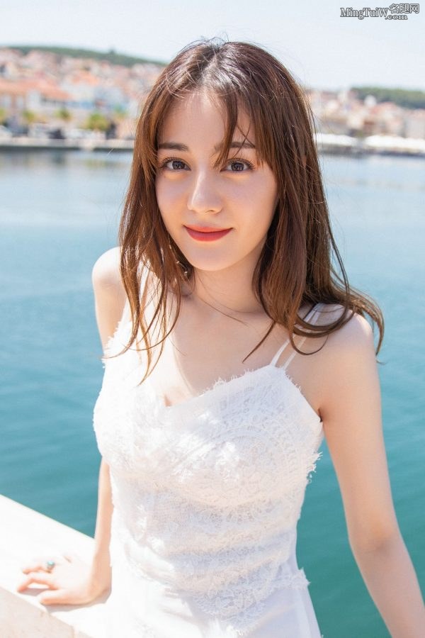 迪丽热巴美丽脚丫穿了人字拖鞋人景合一(4/7)
