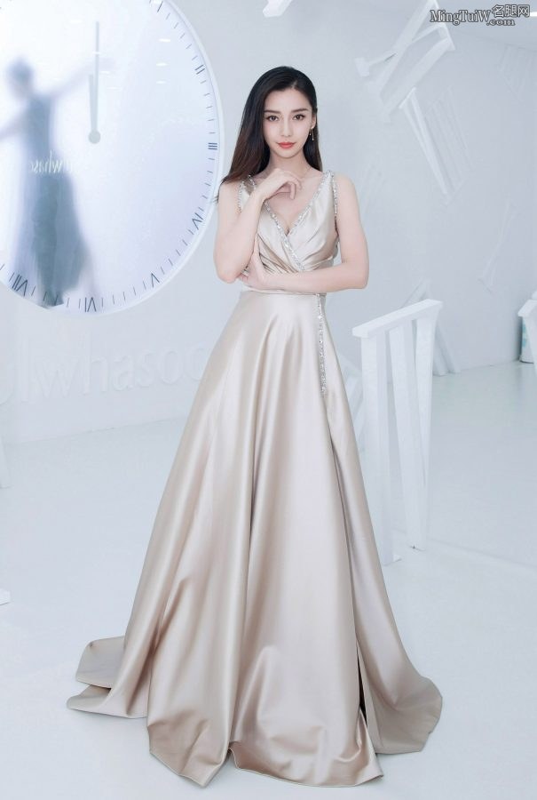 Angelababy自信展露事业线 一袭金色礼服优雅高贵(7/26)