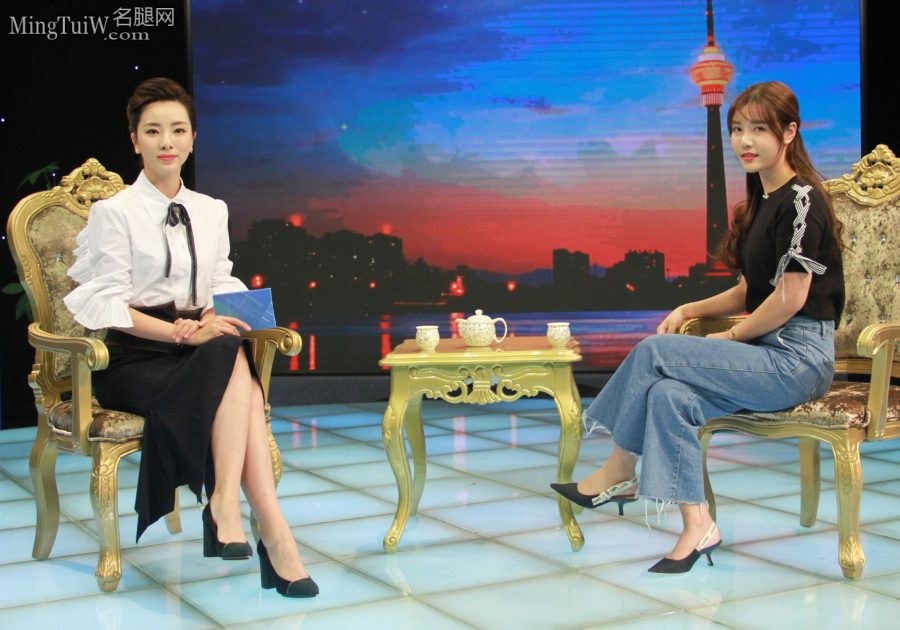 李思思采访企业家现场秀出她的各种高跟鞋(2/12)