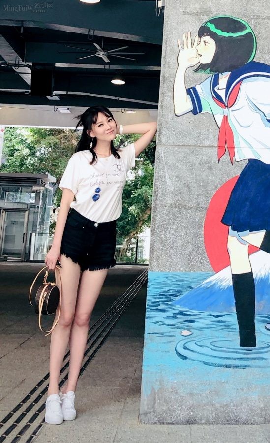 90年的高挑女演员李昕岳街头穿牛仔热裤秀长腿(8/9)