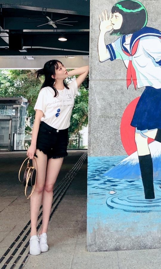 90年的高挑女演员李昕岳街头穿牛仔热裤秀长腿(9/9)