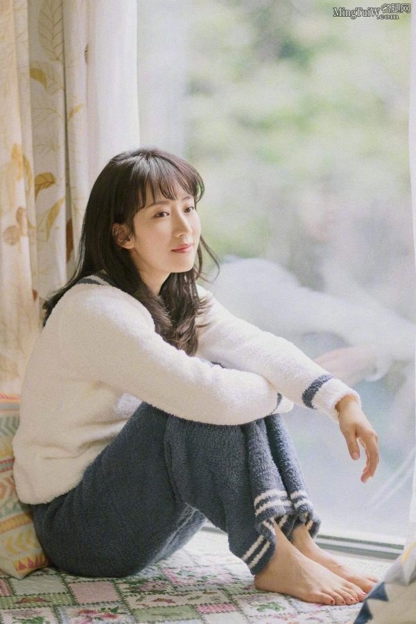 温柔气质李念居家写真露美足(1/6)