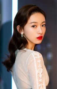 吴谨言脚踩Stuart Weitzman凉高跟鞋 车永莉为她颁奖