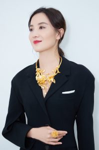 气质东北大妞宋佳脚踩性感尖头高跟