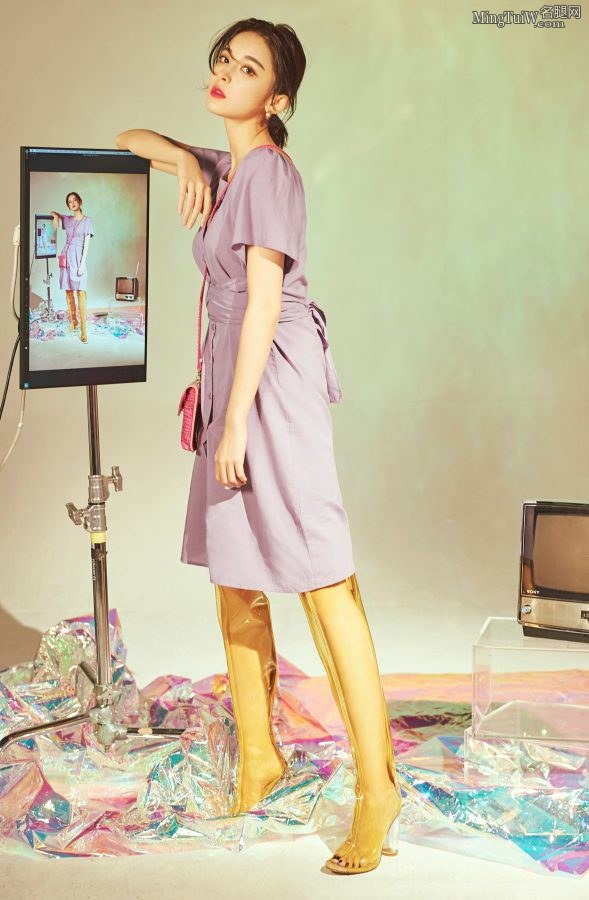 异域风情美人古力娜扎脚穿透明的靴子拍写真(6/7)