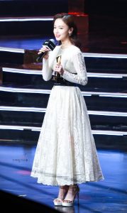 吴谨言脚踩Stuart Weitzman凉高跟鞋 车永莉为她颁奖