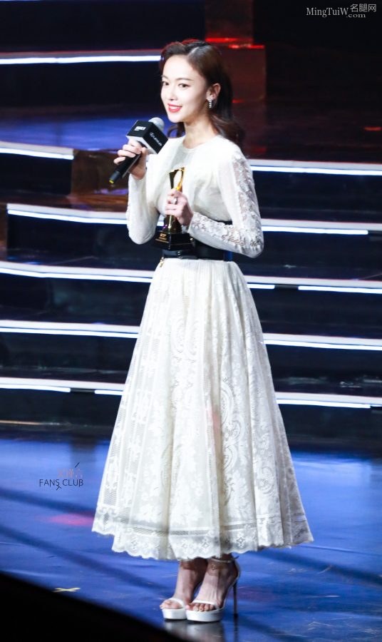 吴谨言脚踩Stuart Weitzman凉高跟鞋 车永莉为她颁奖(11/20)