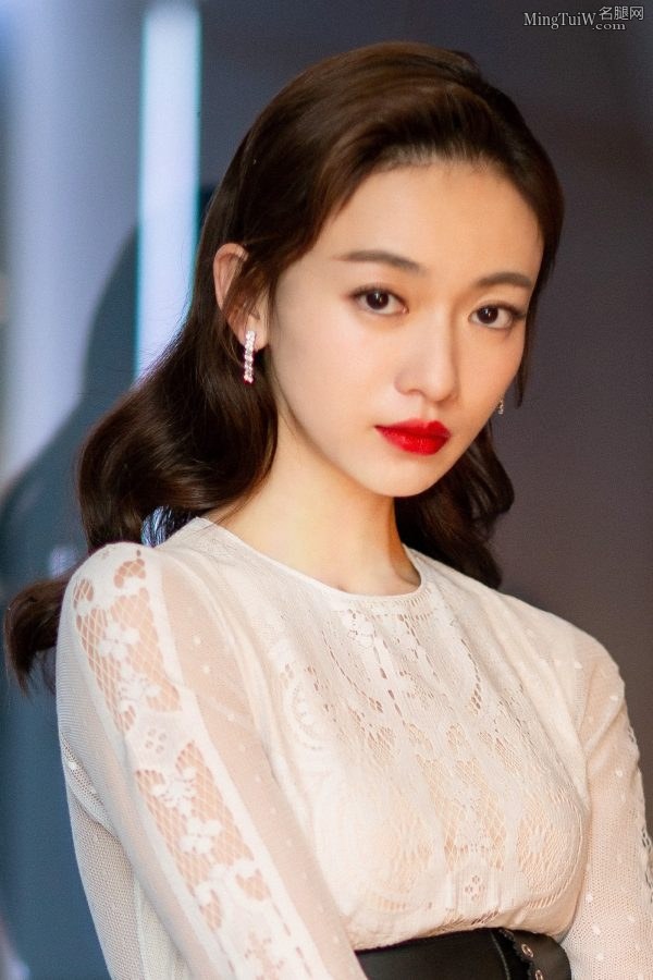 吴谨言脚踩Stuart Weitzman凉高跟鞋 车永莉为她颁奖(7/20)