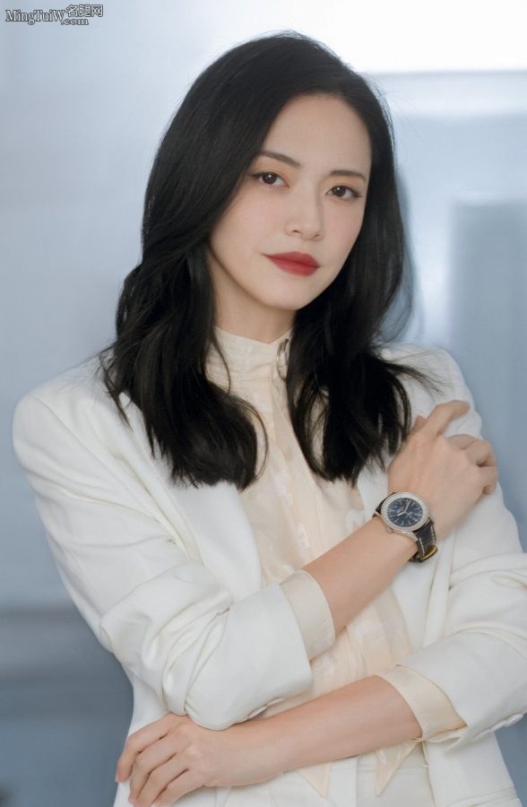Yao Chen wore white trousers and cool high heels to attend a Breitling commercial event, showing off his grand and elegant temperament with every move he made.(3/10)