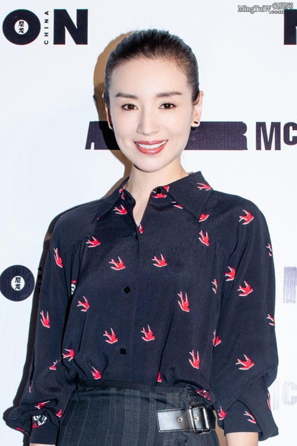 时尚活动董洁秀玉腿尽显轻熟魅力(2/4)