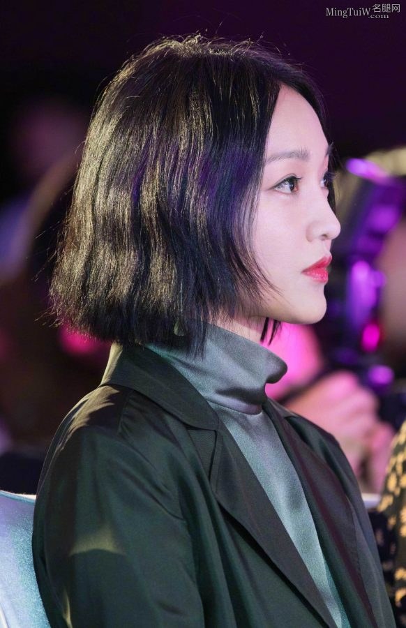 周迅美足踩精致凉高跟亮相 气质成熟缺不失灵动(3/3)