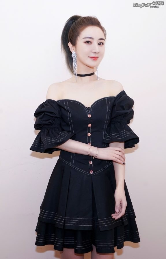 美女带货主播薇娅精致细高跟鞋里的玉足(4/5)