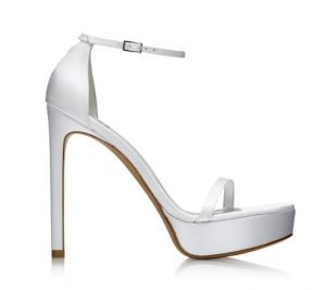 吴谨言脚踩Stuart Weitzman凉高跟鞋 车永莉为她颁奖