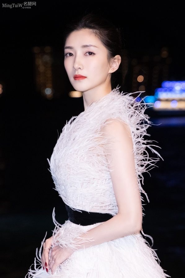 气质御姐江疏影穿白色羽毛裙露白腿美足(4/13)