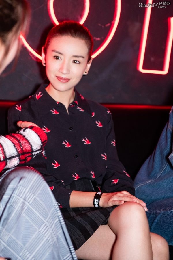 时尚活动董洁秀玉腿尽显轻熟魅力(4/4)