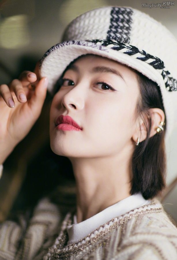 长腿美女宋茜牛仔短裙开的小叉太到位了(10/10)