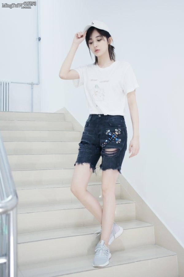 古力娜扎楼梯上摆各种姿势秀美腿尽显青春魅力(1/8)
