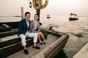 周迅亮出美腿脚穿防水台高跟鞋
