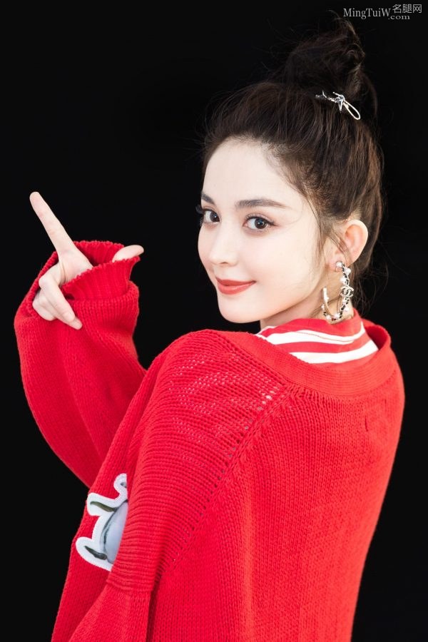 古力娜扎脚踩银色尖头高跟 梳起丸子头少女感十足(4/4)