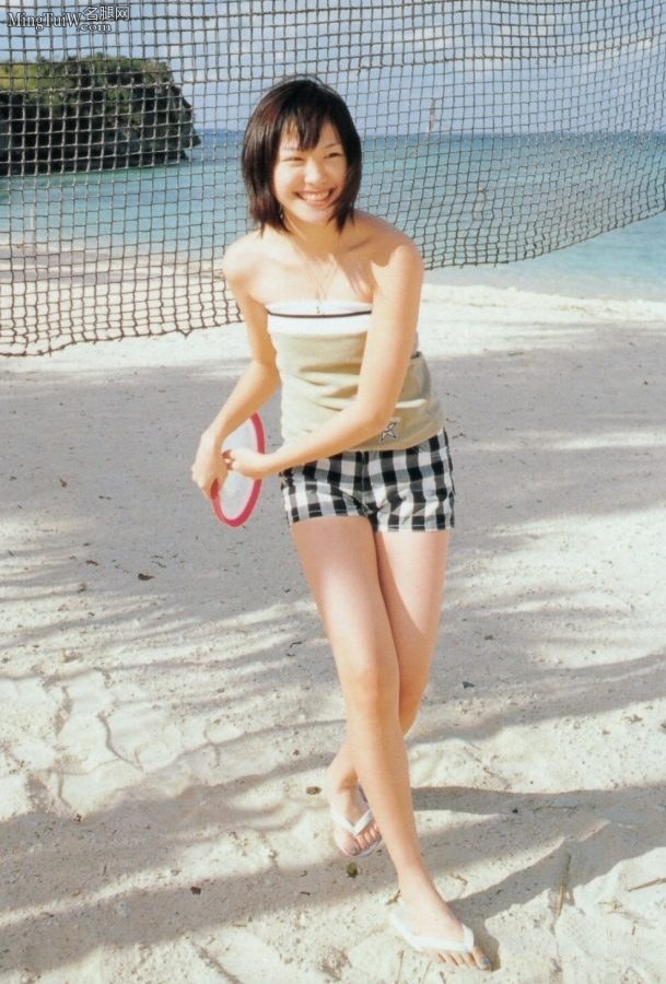新垣结衣热裤美腿穿人字拖海边写真(1/3)