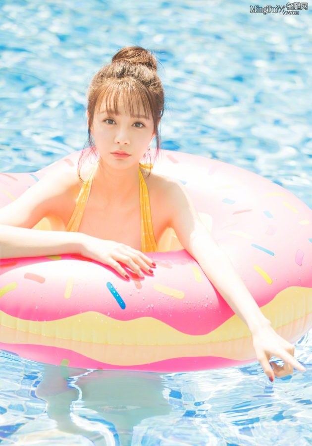 沈梦辰泳池里清凉泳装陪你度过炎炎夏日 有沟是重点(5/9)