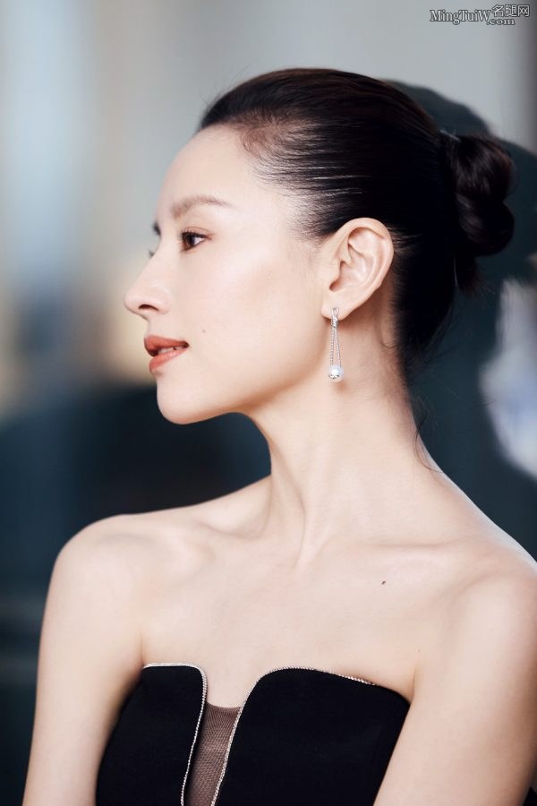 Dong Jie wears a sexy slit skirt to show off her legs at the Chinese Drama Festival(4/5)