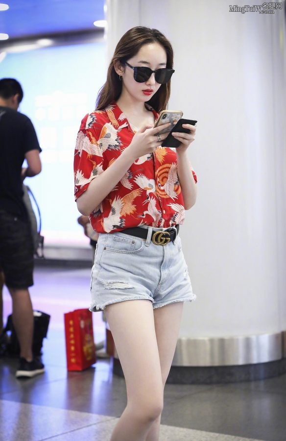 “林黛玉”蒋梦婕机场秀白皙的大长腿真过瘾(7/9)
