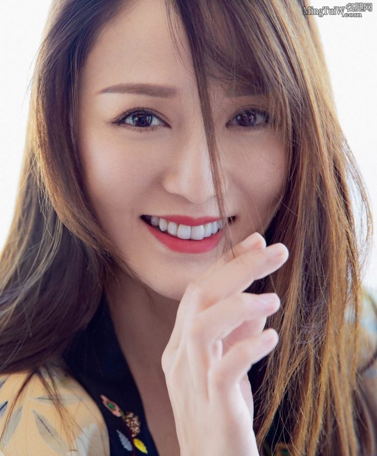 明星御姐陈乔恩脱掉细高跟鞋让你欣赏她的玉脚(6/15)