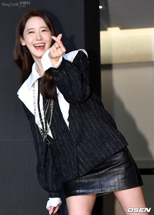 林允儿脚穿精致高跟短靴美腿白皙修长(10/20)