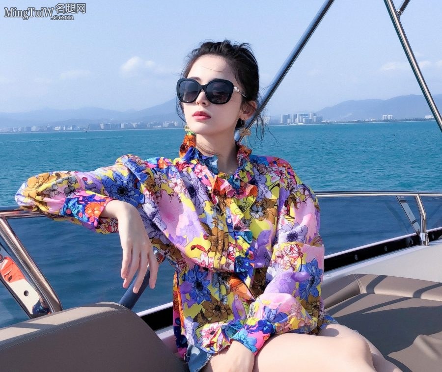 古力娜扎在游艇上秀白腿 遗憾的是没有露出全部(5/9)