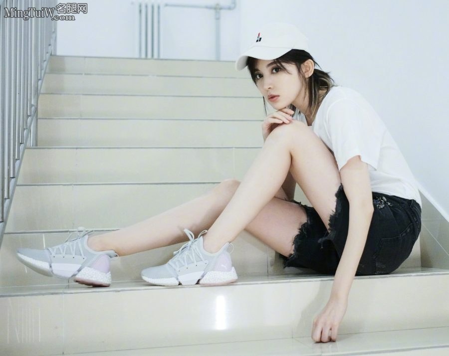 古力娜扎楼梯上摆各种姿势秀美腿尽显青春魅力(3/8)