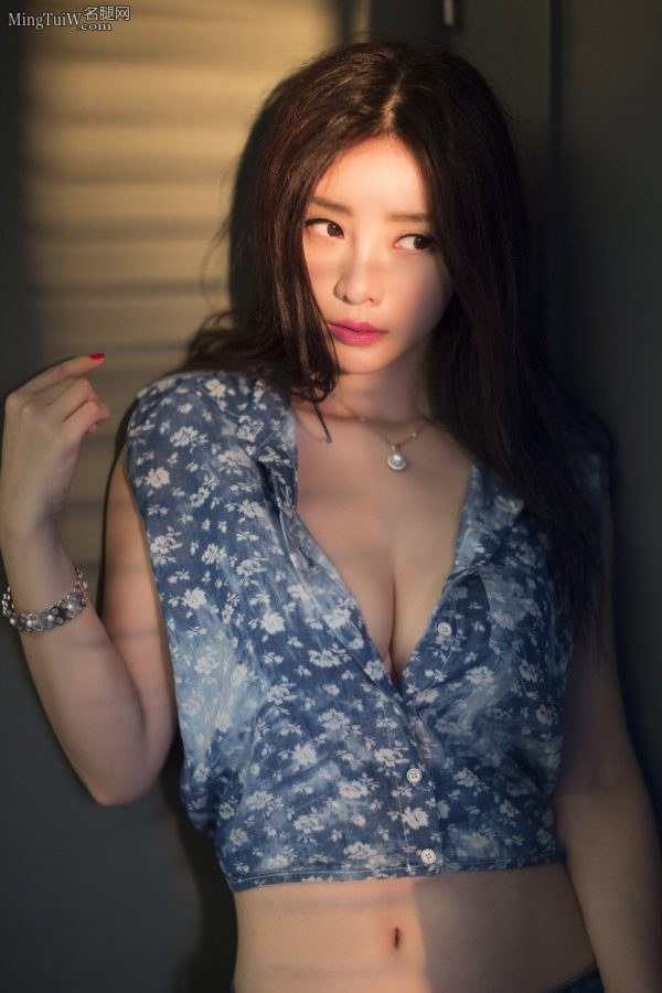 今晚有球看 柳岩穿紧身热裤秀极品身材(7/8)