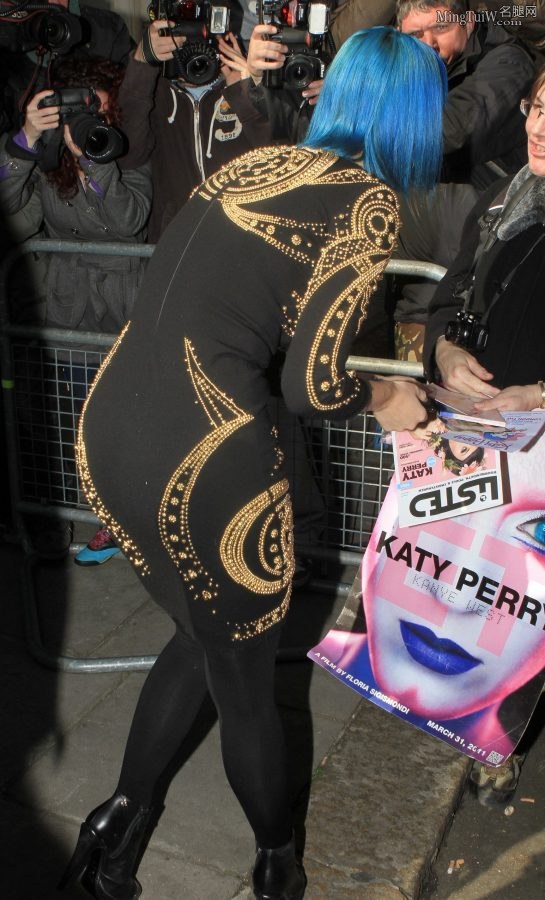 Katy Perry厚裤袜美腿 身着紧身裙展示凹凸有致身材(7/9)