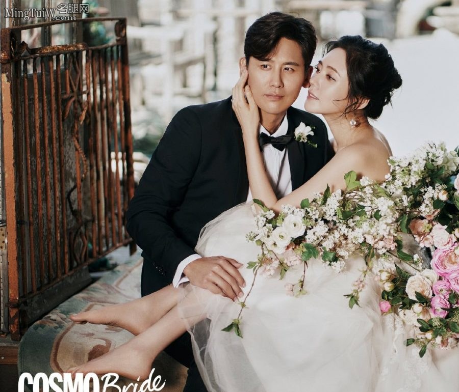 韩国女星秋瓷炫光着玉足拍婚纱照(2/2)