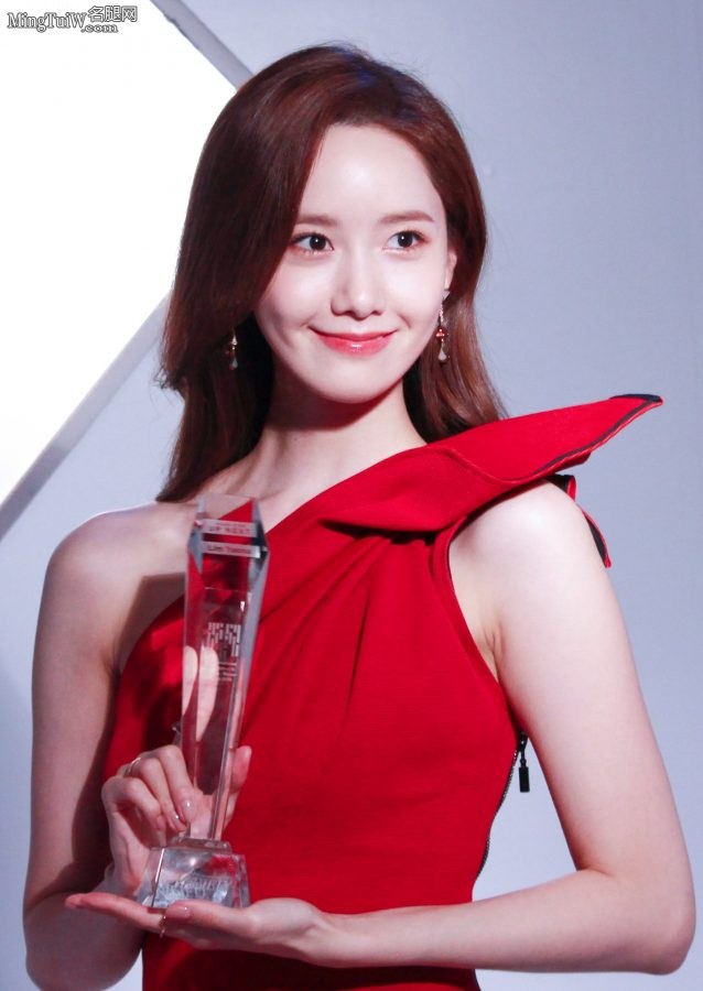 韩国人气美女林允儿一袭鲜红色开叉礼服露出长腿白足(37/48)
