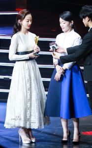 吴谨言脚踩Stuart Weitzman凉高跟鞋 车永莉为她颁奖