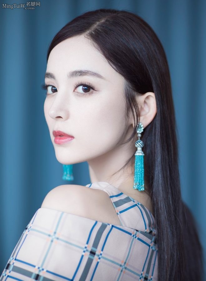 高挑迷人的女明星古力娜扎穿低胸蓝衣裙写真(5/6)