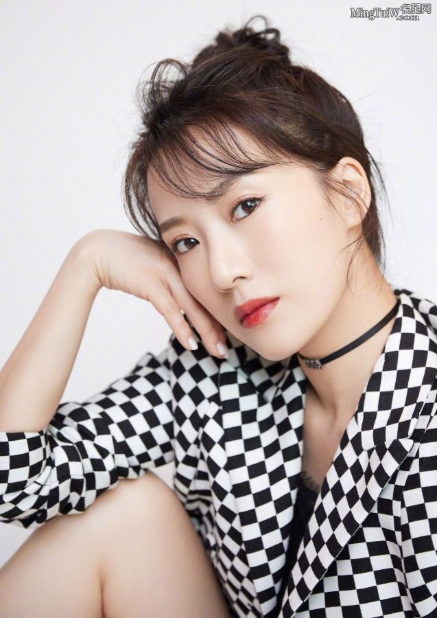 李念穿小热裤拍写真秀大白腿(4/8)