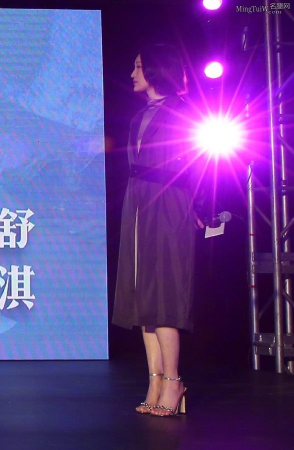 周迅美足踩精致凉高跟亮相 气质成熟缺不失灵动(2/3)